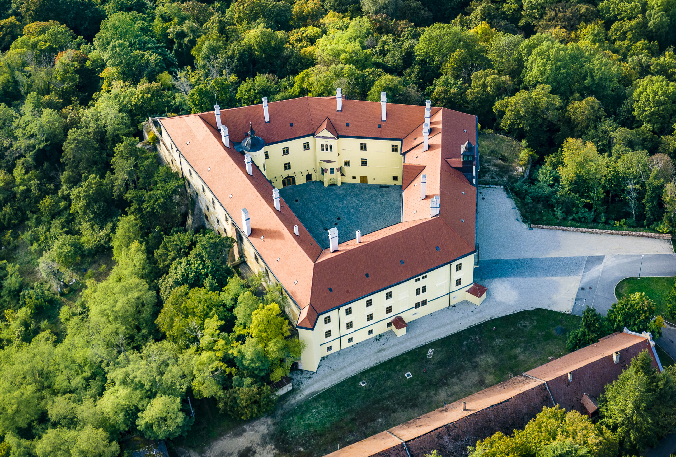 Letecký pohľad na Hlohovský zámok